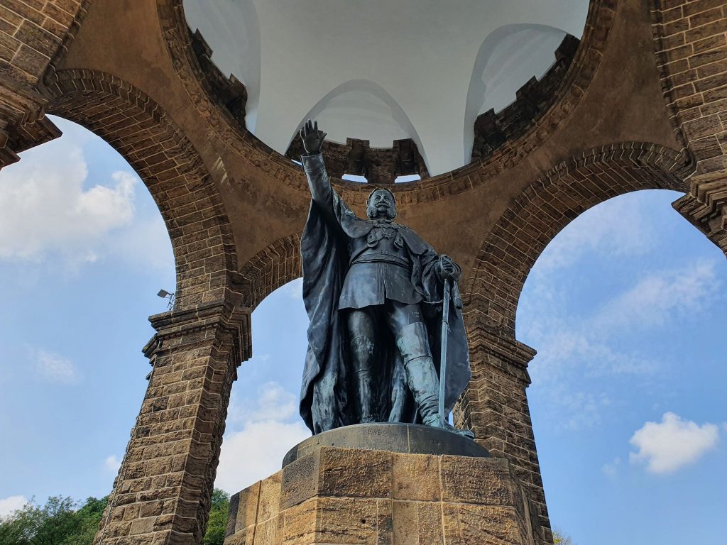 Porta Westfalica Hoch droben wacht Kaiser Wilhelm I
