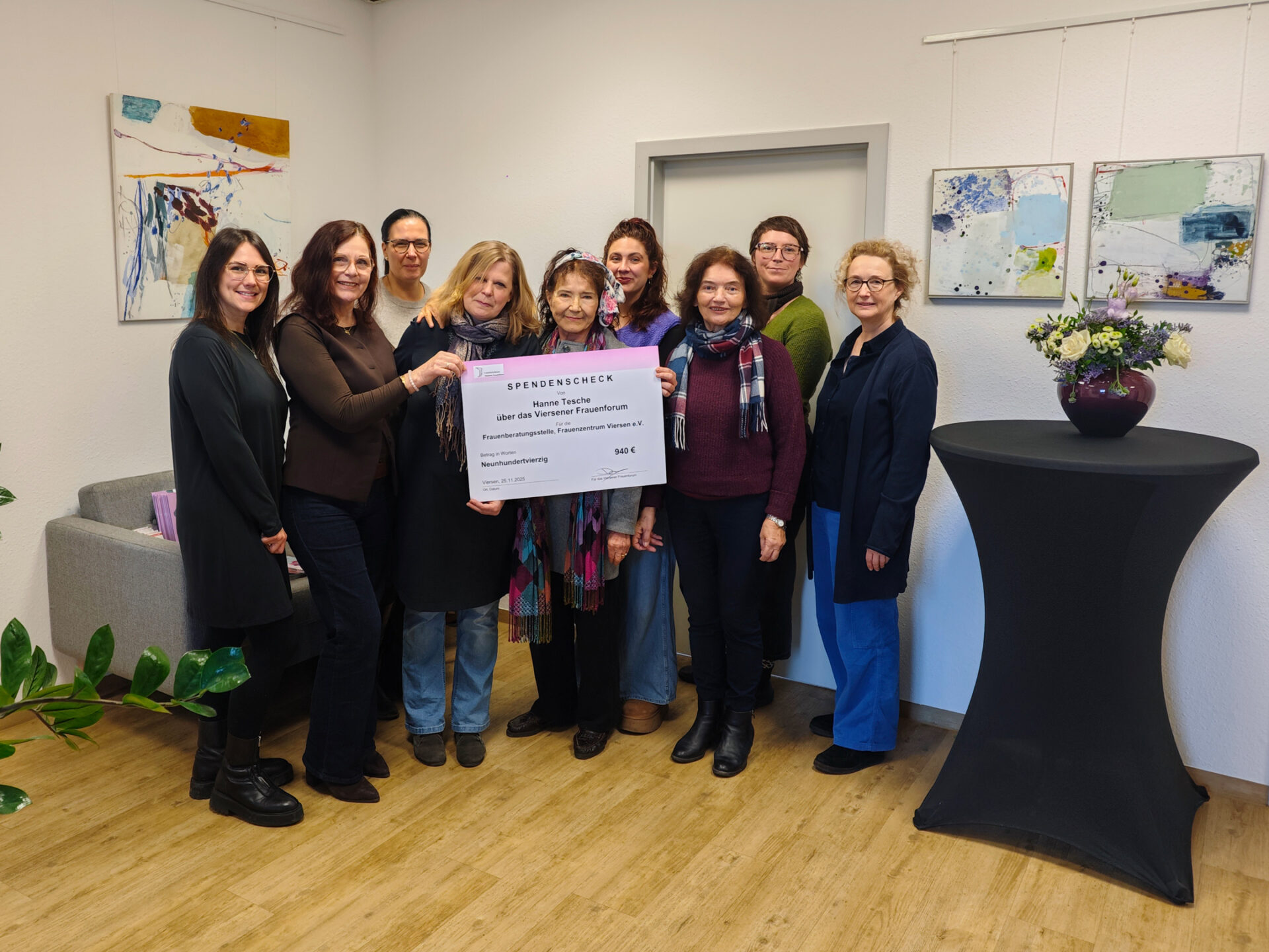 2025-12-18-0678-FOTO-kunstspende-frauenzentrum