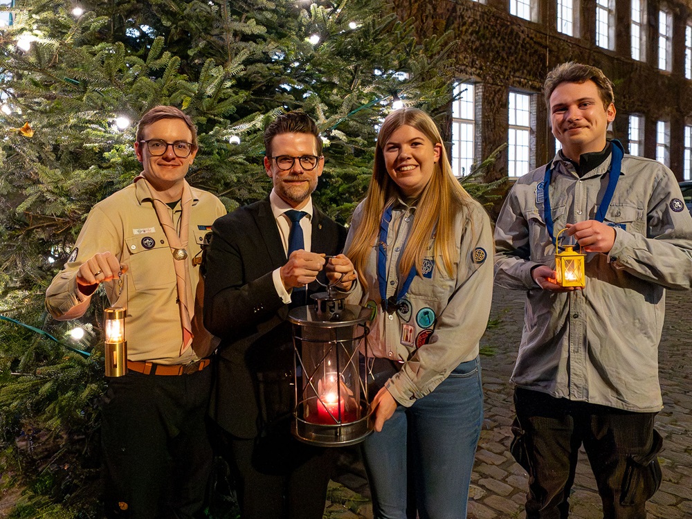 Übergabe Friedenslicht und Chanukka im Rathaus-Innenhof