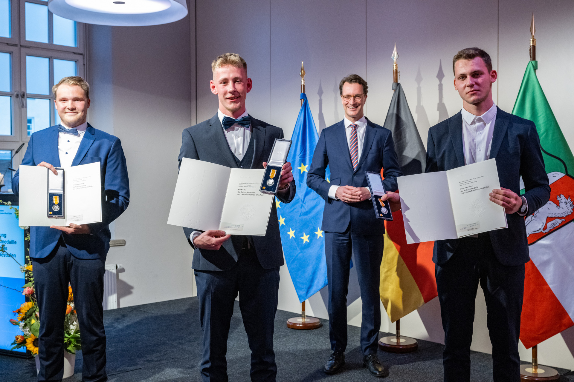 Ministerpräsident Hendrik Wüst verleiht die Rettungsmedaille des Landes NRW 2022-04-01 (18.52.34) – DSC_2452 (Foto Mark Hermenau)