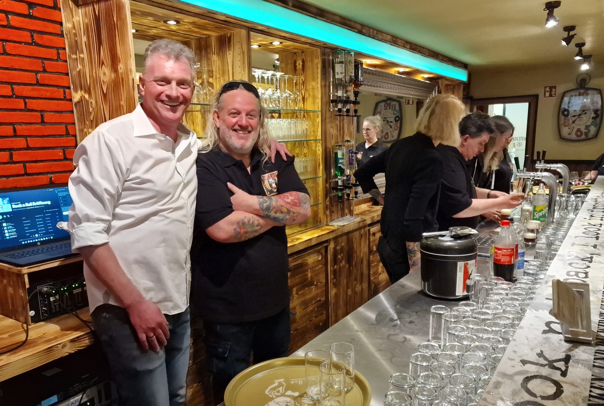 Beste Stimmung in der neuen Viersener Musik- und Fußballkneipe „Rock’n’Ball“ 29042022ronb