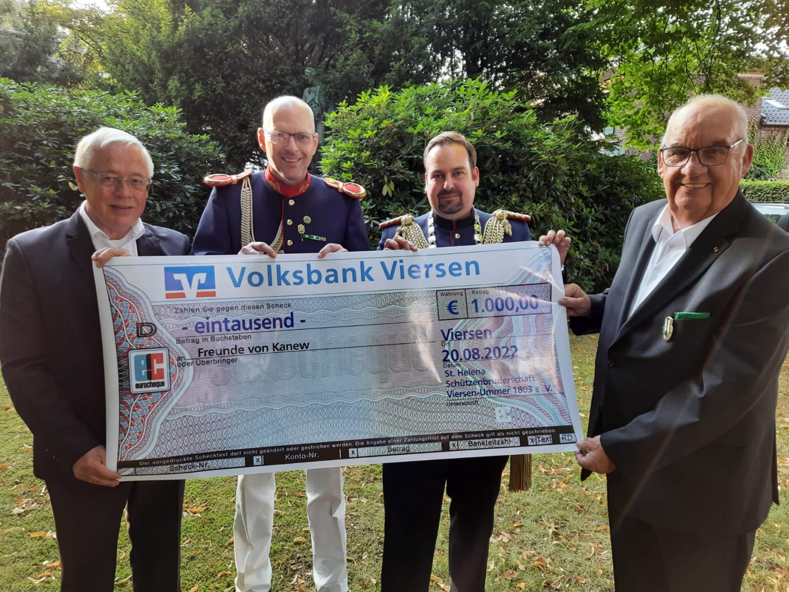 Patronatsfest St. Helena mit Ukraine-Hilfe und Ehrungen 20220822_PM_Patronatsfest St. Helena 2022_Bilddatei Spende an Freunde von Kanew_St Mathias Schützenbruderschaft Viersen Helenabrunn und St. Helena Schützenbruderschaft Viersen Ummer