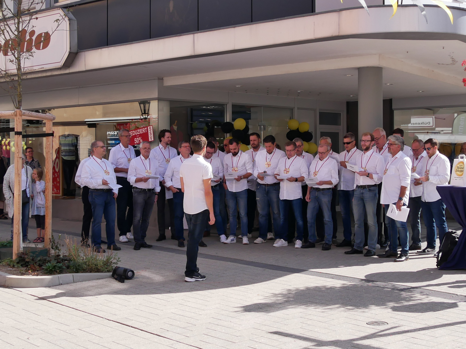Eine lange Tafel für die Dülkener Lange Straße P1230197