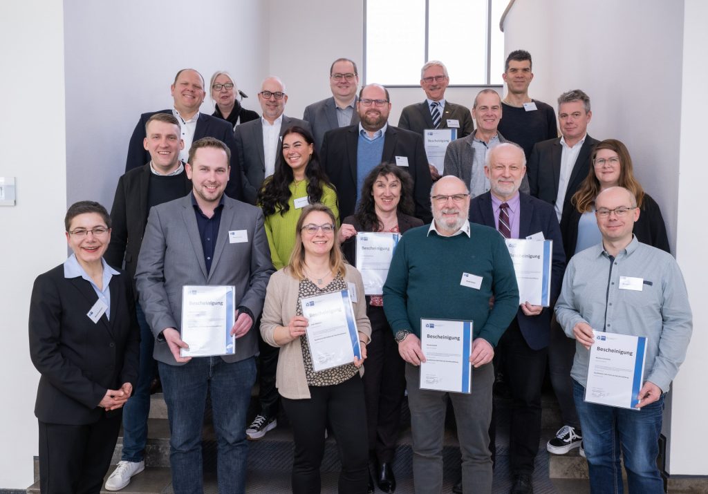 Erste Prüfer der IHK Mittlerer Niederrhein erhalten ihre Nachweise als ...