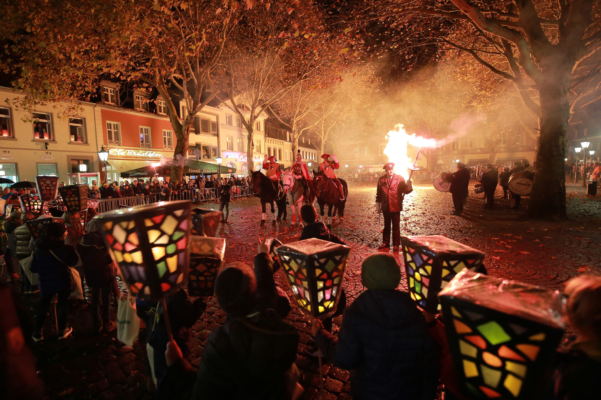 Sankt Martin: Brauchtum mit Herz WFG, Viersen, Projekt, St. Martin, Kempen, 2018, Feuerwerk, Buttemarkt, Feuer