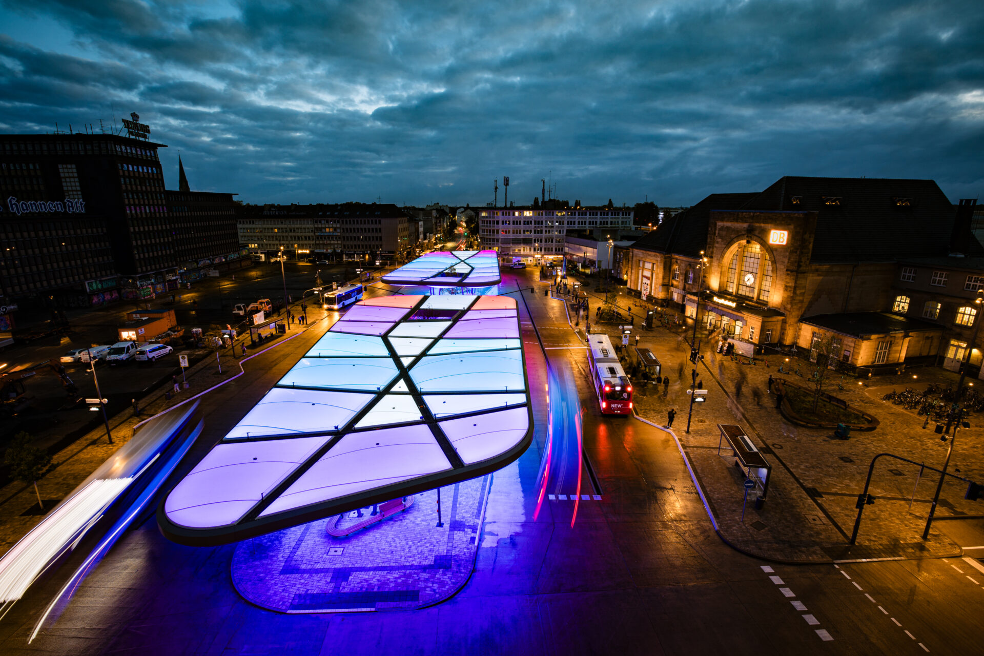 Willkommen im Herzen der Stadt: Komfort und Atmosphäre am neuen ZOB Mönchengladbach erleben ZOB Mönchengladbach, Europaplatz, beleuchtet inkl Bahnhof