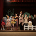 14. SpardaSpendenWahl für Schulen startet jetzt - Kultur und Kreativität rufen: „Bühne frei für uns!“ Female teacher and children in play standing on stage, clapping