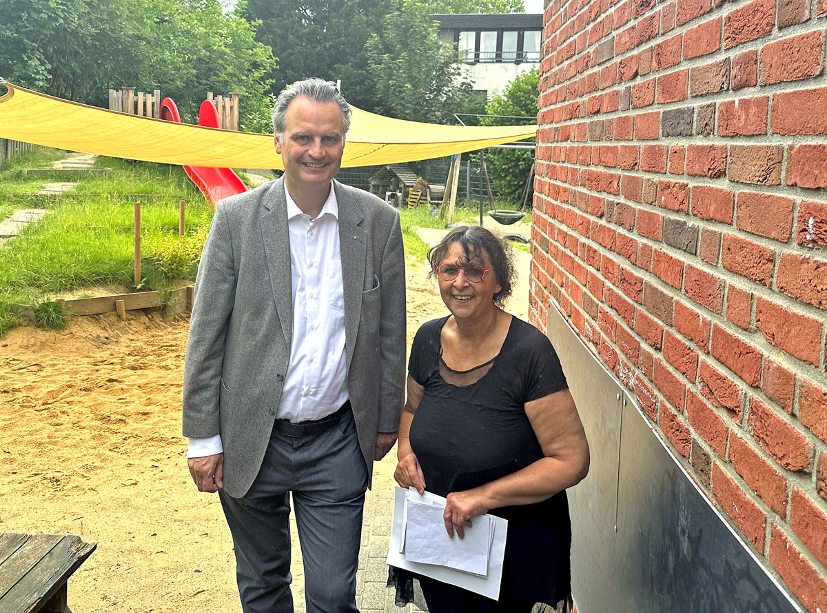 Günter-Krings-mit-Samira-Rippegather-vom-Familienzentrum-Pfiffikus