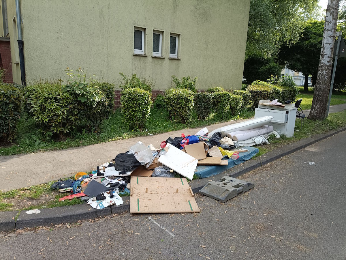 Mönchengladbach stöhnt unter illegalem Müll IMG_20250507_180309 (1)