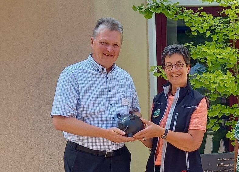 Plastiktüte mit Herz – Genholter Hof spendet an das Dülkener Hospiz „Haus Franz“ Spendenübergabe Haus Franz 08.25