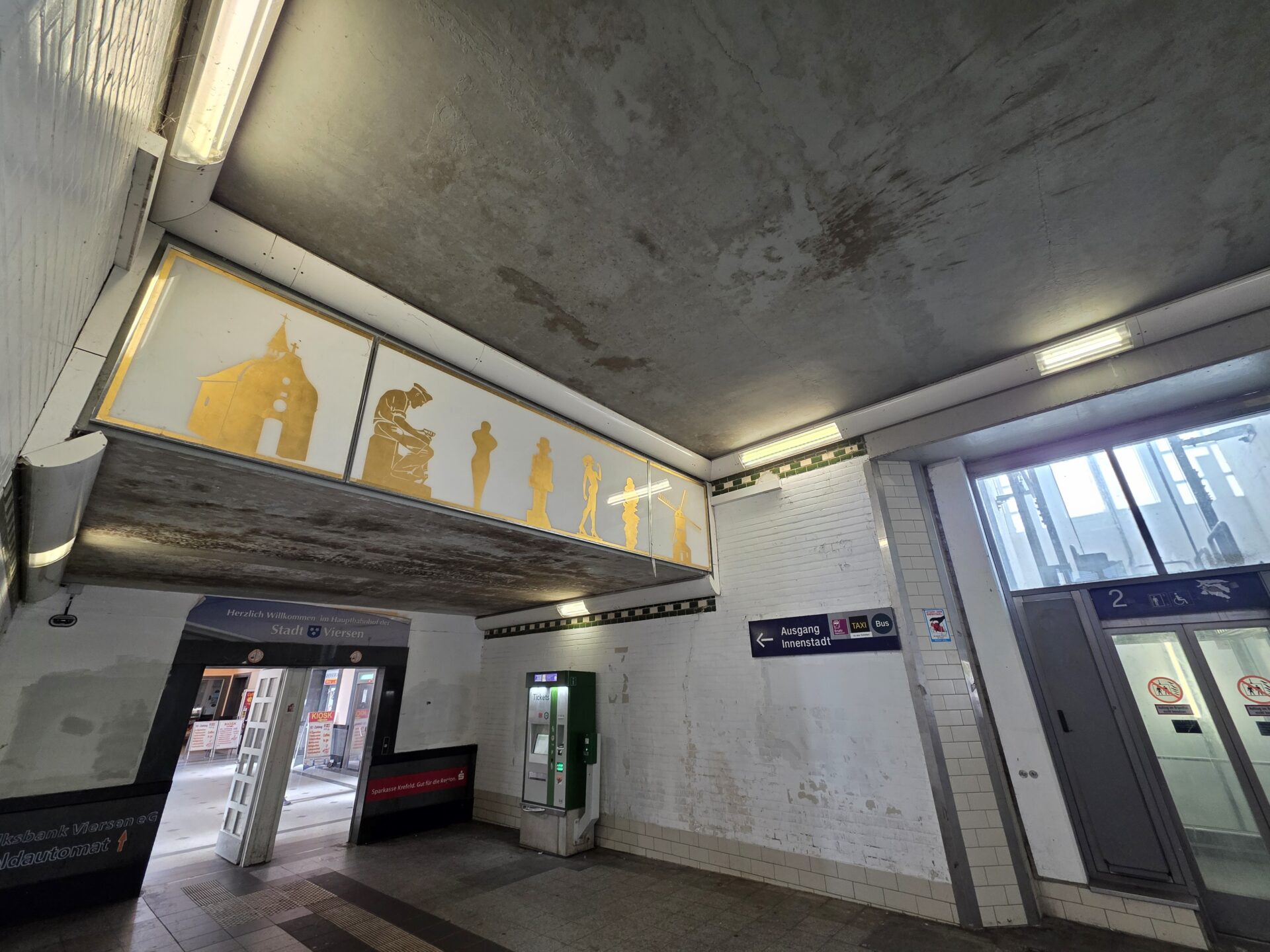 Vom Eck her – Ein Bahnhof ohne Zukunft oder … Wenn Bröckeln ein Konzept wäre Bahnhof Jupp (2)