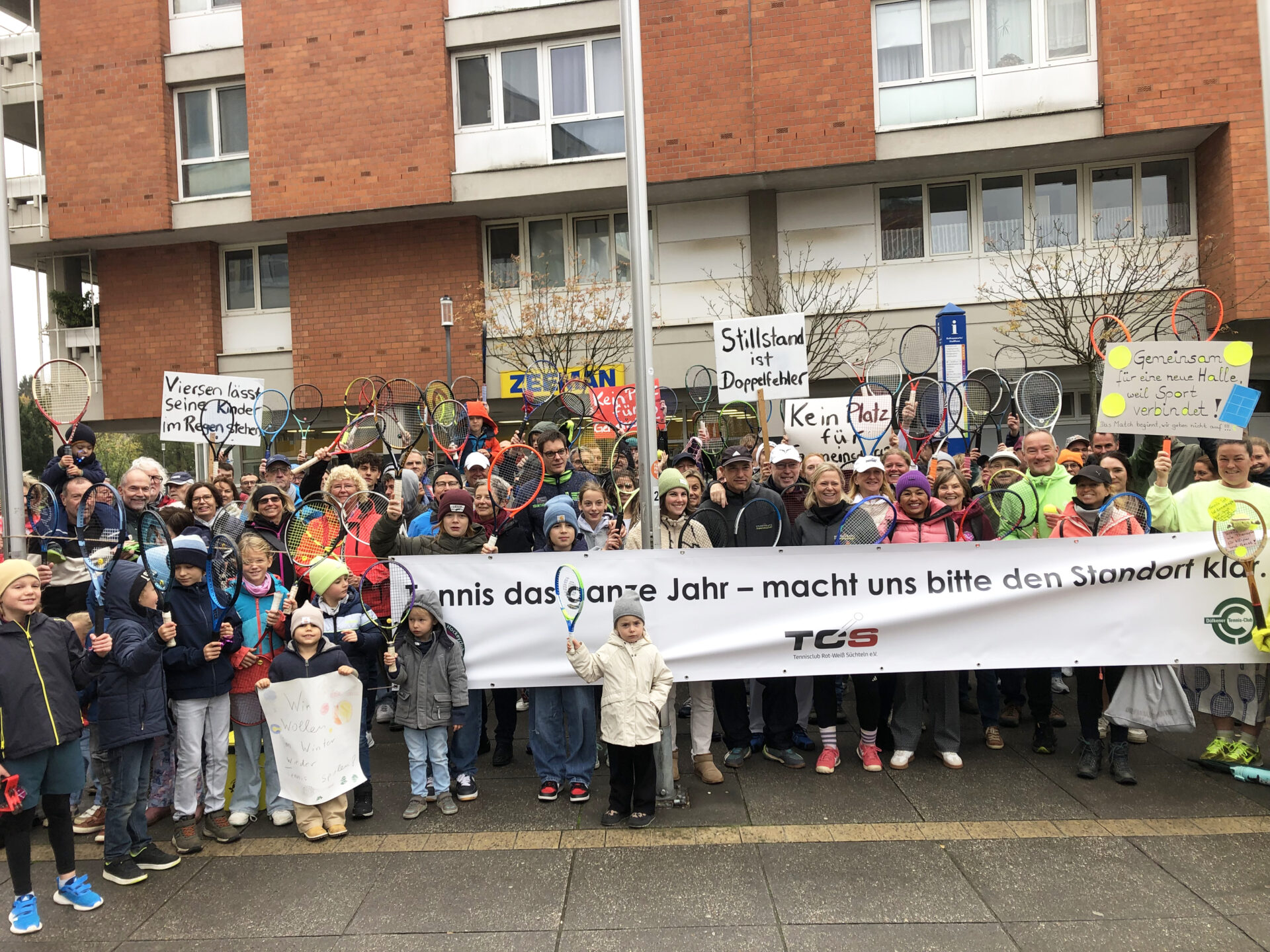 Tennisvereine setzten Zeichen vor dem Viersener Stadthaus IMG_2158