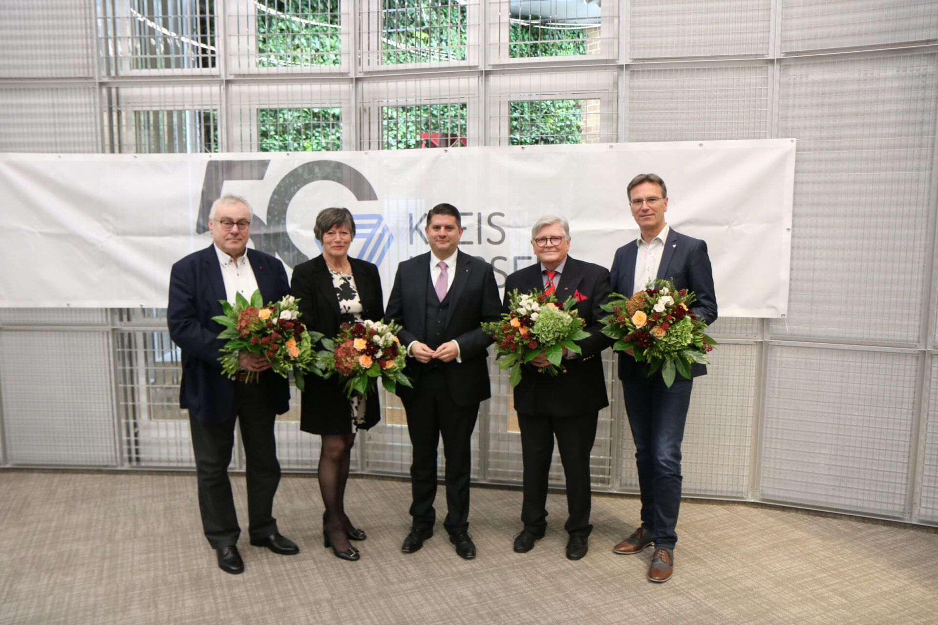 Neuer Kreistag kommt erstmalig zusammen - Bennet Gielen als neuer Landrat vereidigt 309339P