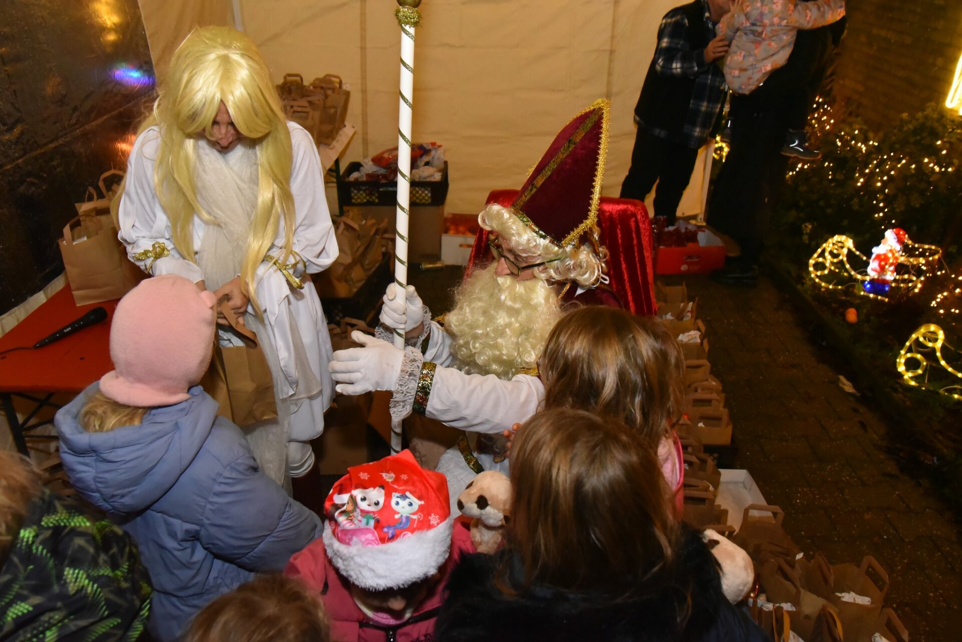 Sternstunden der Vorweihnachtszeit: Am Bockerter Lichterhaus begeisterte der Nikolaus junge Herzen 594176474_10241892705241338_6960597881688835130_n