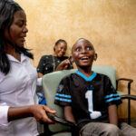 Wenn die Welt still wird / CBM ermöglicht gehörlosen Kindern den Weg zurück in die Schule