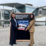 Vergewaltigung als Kriegswaffe in Sudan: Plan International übergibt Petition an Staatsministerin Serap Güler / Nach drei Jahren Bürgerkrieg: Mehr als 60.000 Menschen fordern Hilfe für die Opfer